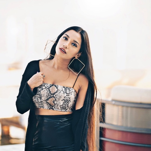 Oversized Open Diamond Hoop Gold Earrings - Picture 6 of 7